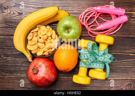 La corde à sauter, haltères et de fruits. Banque D'Images