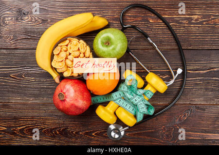 Stéthoscope, fruits et d'équipement de sport. Banque D'Images