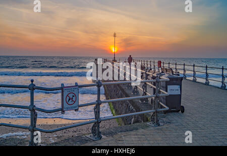 Un magnifique lever du soleil d'or à la fin de Swanage Dorset, Angleterre,pier Banque D'Images