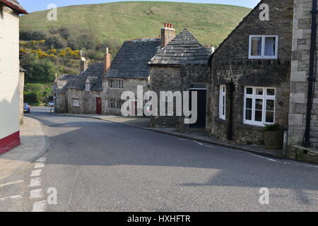 Une route étroite qui traverse le village de Corfe à la fin du printemps. Banque D'Images