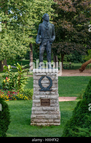 La statue de John Graves Simcoe, premier lieutenant-gouverneur du Haut-Canada, dans le jardin de Simcoe, Niagara, Ontario. Par Roy Charles Asplin. Banque D'Images