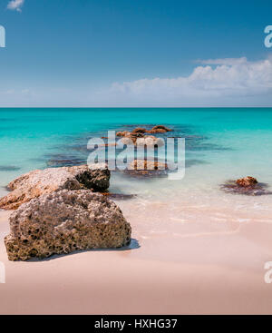 Rochers sur la plage - Turks et Caïques Banque D'Images