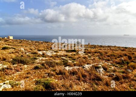 Paysage près de temple mégalithique de Mnajdra donnant sur la Méditerranée, y compris la Tour de Ħamrija - Malte Banque D'Images