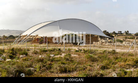 Ħaġar Qim complexe mégalithique montrant la structure de protection construit en 2009. Malte. Banque D'Images