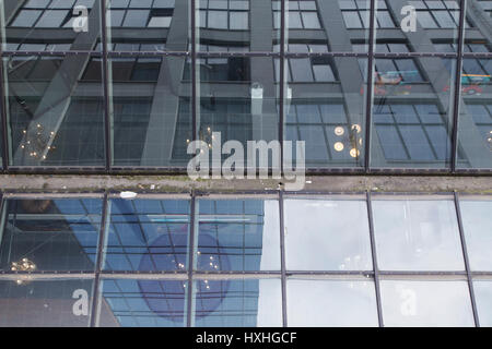 Toit en verre de l'Art Hotel Inntels Lichttoren Eindhoven au bâtiment (Tour) à Eindhoven, aux Pays-Bas. L'ancienne usine Philips a b Banque D'Images