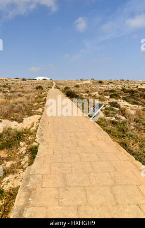 Entre le chemin d'Ħaġar Qim et Mnajdra temples préhistoriques - Malte à Ħaġar Qim. vers. Banque D'Images