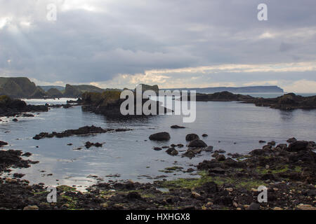 La côte rocheuse surplombant la baie de Whitepark au nord de Ballintoy Harbour sur la côte nord d'Antrim en Irlande du Nord Banque D'Images