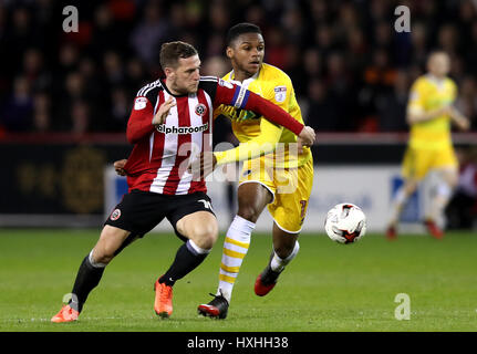 Sheffield United est Billy Sharp (à gauche) et du Millwall Mahlon Romeo bataille pour la balle durant le match en Ligue 1 Sky Bet à Bramall Lane, Sheffield. Banque D'Images