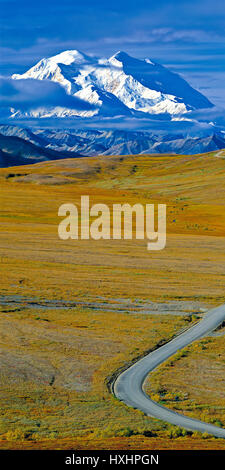 Denali National Park route menant sur les Mont McKinley Banque D'Images