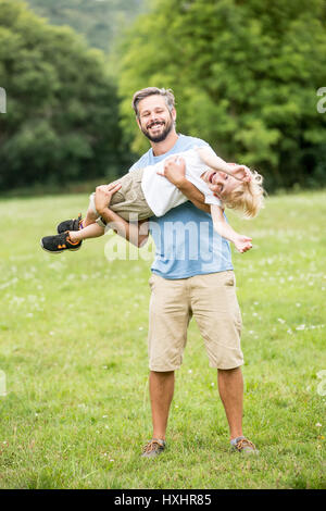 Heureux père jouant avec son fils s'amusant en été Banque D'Images