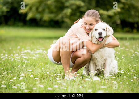 Hugs Femme chien avec amour au jardin en été comme concept d'amitié Banque D'Images