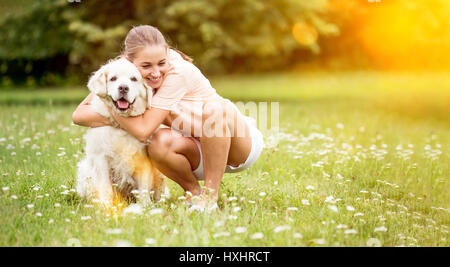 Femme hugs et câlins Golden Retriever chien et animaux domestiques avec amour Banque D'Images