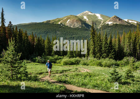 Randonneur sur Herman Gulch Trail, Arapaho National Forest, Colorado USA Banque D'Images