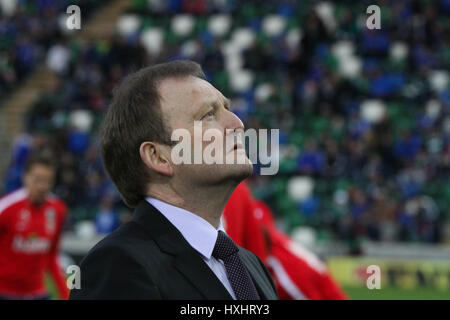 Stade national de football à Windsor Park, Belfast. 26 mars 2017. Qualification de la Coupe du Monde 2018 - Irlande du Nord 2 Norvège 0. Le Président de l'Association de football irlandais David Martin a présenté le jeu international avant de caps à l'Irlande du Nord les joueurs Jonny Evans, Kyle Lafferty et Nial McGinn. La CAPS a marqué les joueurs ayant joué 50 fois pour leur pays. Banque D'Images