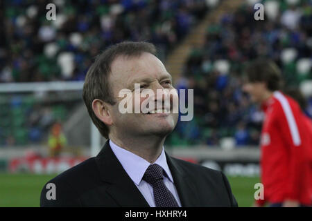 Stade national de football à Windsor Park, Belfast. 26 mars 2017. Qualification de la Coupe du Monde 2018 - Irlande du Nord 2 Norvège 0. Le Président de l'Association de football irlandais David Martin a présenté le jeu international avant de caps à l'Irlande du Nord les joueurs Jonny Evans, Kyle Lafferty et Nial McGinn. La CAPS a marqué les joueurs ayant joué 50 fois pour leur pays. Banque D'Images