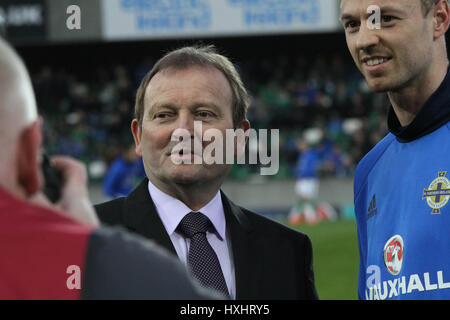 Stade national de football à Windsor Park, Belfast. 26 mars 2017. Qualification de la Coupe du Monde 2018 - Irlande du Nord 2 Norvège 0. Le Président de l'Association de football irlandais David Martin a présenté le jeu international avant de caps à l'Irlande du Nord les joueurs Jonny Evans, Kyle Lafferty et Nial McGinn. La CAPS a marqué les joueurs ayant joué 50 fois pour leur pays. Jonny Evans est le joueur à droite. Banque D'Images