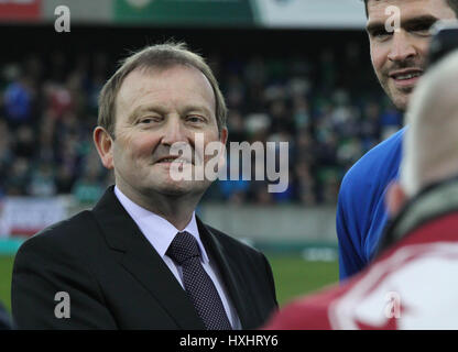 Stade national de football à Windsor Park, Belfast. 26 mars 2017. Qualification de la Coupe du Monde 2018 - Irlande du Nord 2 Norvège 0. Le Président de l'Association de football irlandais David Martin a présenté le jeu international avant de caps à l'Irlande du Nord les joueurs Jonny Evans, Kyle Lafferty et Nial McGinn. La CAPS a marqué les joueurs ayant joué 50 fois pour leur pays. Kyle Lafferty est le joueur à droite. Banque D'Images