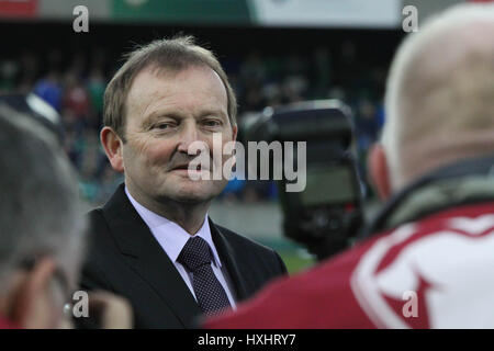 Stade national de football à Windsor Park, Belfast. 26 mars 2017. Qualification de la Coupe du Monde 2018 - Irlande du Nord 2 Norvège 0. Le Président de l'Association de football irlandais David Martin a présenté le jeu international avant de caps à l'Irlande du Nord les joueurs Jonny Evans, Kyle Lafferty et Nial McGinn. La CAPS a marqué les joueurs ayant joué 50 fois pour leur pays. Banque D'Images