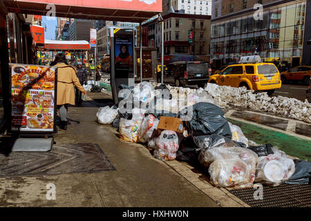 NEW YORK CITY - 16 mars 2017 : rue couverte de neige et les édifices en grès brun durant tempête à Manhattan, New York City Banque D'Images