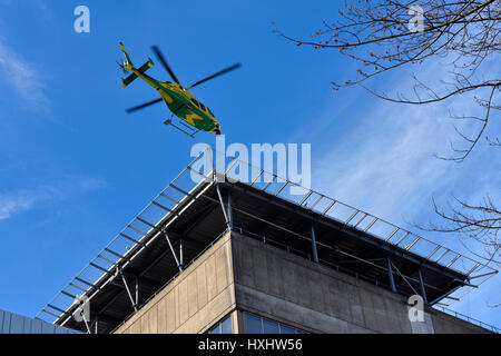 Air Ambulance venant à se poser sur l'héliport sur le toit au-dessus de Bristol Royal Infirmary NHS building Banque D'Images