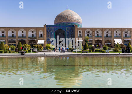 La mosquée de Sheikh Lotfollah à Naqsh-e Jahan Square (Place Imam, formlerly Shah Square) au centre d'Isfahan en Iran Banque D'Images