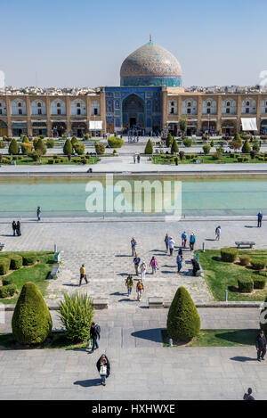 Piscine de Naqsh-e Jahan Square (Place Imam, formlerly Shah Square) au centre d'Isfahan en Iran. Avec vue sur la Mosquée de Sheikh Lotfollah Banque D'Images