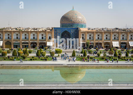 Piscine de Naqsh-e Jahan Square (Place Imam, formlerly Shah Square) au centre d'Isfahan en Iran. Avec vue sur la Mosquée de Sheikh Lotfollah Banque D'Images