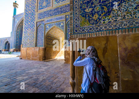 Séjour touristique en Shah Mosquée (aussi connu comme la mosquée d'Imam) à Naghsh-e Jahan Square à Ispahan, capitale de la Province d'Ispahan en Iran Banque D'Images