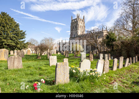 Printemps dans le cimetière de St Marys church dans la ville de Cotswold de Fairford, Gloucestershire UK Banque D'Images