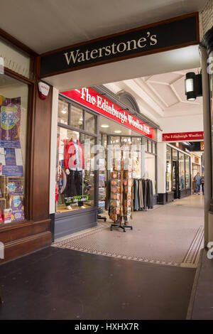 Les lignes sur Eastgate Street, dans la ville historique de Chester allées couvertes avec magasins et boutiques Banque D'Images