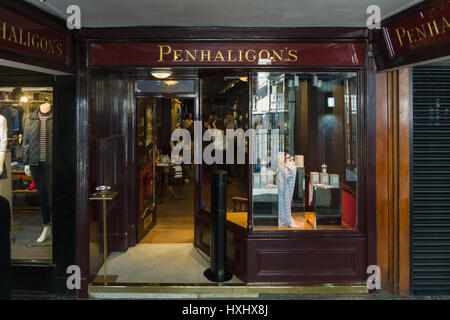 Les parfumeurs Penhaligons shop dans les lignes sur Eastgate Street, dans la ville historique de Chester Banque D'Images