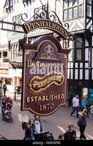 Les parfumeurs Penhaligons boutique sign dans les lignes sur Eastgate Street, dans la ville historique de Chester Banque D'Images