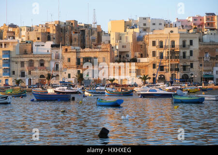 KALKARA, MALTE - 23 juillet 2015 : l'avis de Kalkara ville sur la baie de Kalkara avec navires et bateaux amarrés dans le coucher du soleil la lumière. Malte Banque D'Images