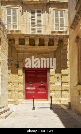 MDINA, MALTE - Juillet 29, 2015 : la porte rouge de Saint Dorothy's Convent - une résidence internationale pour jeunes filles - sur les rues étroites de Mdina. Banque D'Images