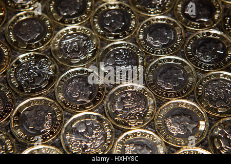 Le nouveau 12 12 verso €1 une livre coin entre dans la circulation, London, UK Banque D'Images
