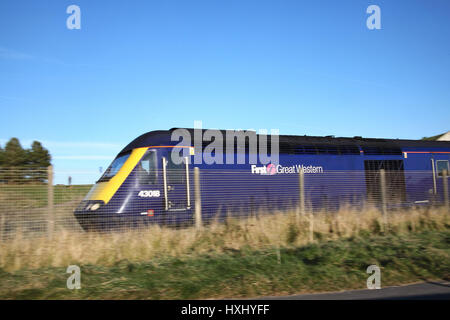 Llanelli, Wales, UK - 4 décembre 2016 : un premier grand Western train roulant sur son chemin à travers le sud du Pays de Galles Banque D'Images