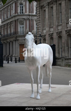 Mark Wallinger's The White Horse sculpture sur le Mall près de l'Admiralty Arch Banque D'Images