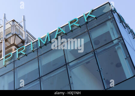 Au lettrage Primark store à Cologne/Allemagne. Primark est un détaillant de vêtements irlandais et une filiale d'Associated British Foods. Banque D'Images