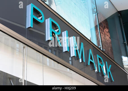 Au lettrage Primark store à Cologne/Allemagne. Primark est un détaillant de vêtements irlandais et une filiale d'Associated British Foods. Banque D'Images