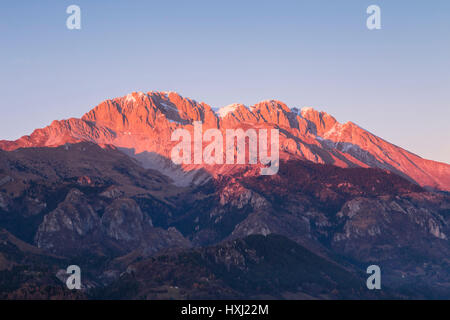 Une vue de la Presolana au coucher du soleil sans neige de Monte Falecchio, Songavazzo, Val Seriana, district de Bergame, Lombardie, Italie. Banque D'Images