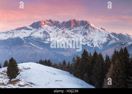 Vue de la Presolana lors d'un lever du soleil d'hiver de Monte Pora, Val Seriana, district de Bergame, Lombardie, Italie. Banque D'Images