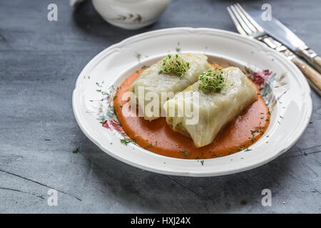 La cuisine hongroise choux farcis sur une plaque blanche. Banque D'Images