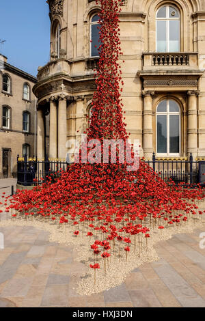 Fenêtre en pleurant coquelicots artiste Paul Cummings & designer Tom Piper pour commémorer la Première Guerre mondiale Banque D'Images