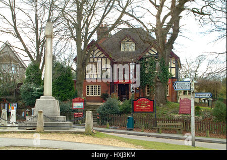 War Memorial et le burley Inn, New Forest, National, Parc, Angleterre. Banque D'Images