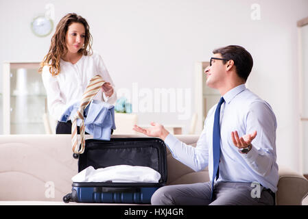 Couple en train de préparer pour le voyage voyage Banque D'Images