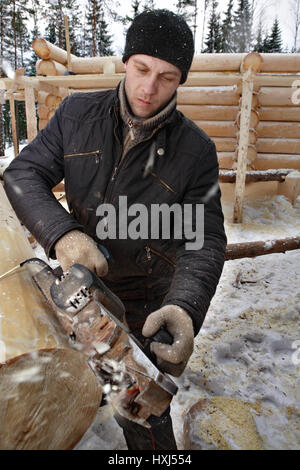 Leningrad Region, Russie - Février 2, 2010 : les avions de sciage pour la construction du journal. Banque D'Images