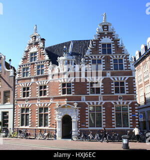 Statenlogement monumentale (1622), l'ancien hôtel de ville (et jusqu'en 1977) à Hoorn, Noord-Holland, Holland. Réputé pour le double épaulement crow gables Banque D'Images