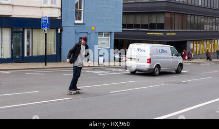 Brighton, UK. Mar 28, 2017. Un jeune homme bat le trafic sur sa planche à roulettes que le printemps chaud temps persiste tout au long de la Grande-Bretagne aujourd'hui, certains secteurs s'attendent à atteindre 19 degrés Crédit : Simon Dack/Alamy Live News Banque D'Images