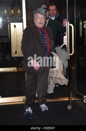 New York, NY, USA. Mar 28, 2017. Richard Dreyfuss dehors et environ pour la célébrité Candids - TUE, New York, NY 28 mars 2017. Credit : Derek Storm/Everett Collection/Alamy Live News Banque D'Images