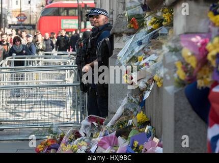 Londres, Royaume-Uni. 28 mars 2017. Tributs floraux à l'extérieur de la Chambre des communes à la suite de l'attaque terroriste avec des policiers sur l'guard Crédit : Ian Davidson/Alamy Live News Banque D'Images